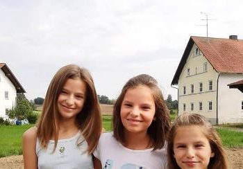 Prej 6 vitesh presin flokët e tyre për t’i dhuruar për bamirësi, njihuni me historinë e 3 motrave shqiptare