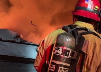 Varka shpërthen në flakë, humbin jetën 30 persona