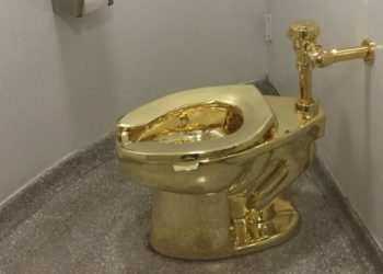 FOTO/ “Flori 18 karat”, Vidhet tualeti që kushtonte 1 mln paund