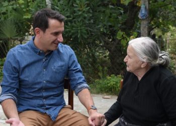 Veliaj viziton një nga familjet e prekura nga tërmeti në Ndroq: Do ndërhyjmë shumë shpejt