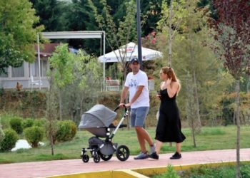 E diela ndryshe e Veliajt, kryebashkiaku fotografohet te Liqeni me familjen