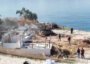 VIDEO/ Përplasje mes pronarëve dhe policisë për shembjen e godinave nga IKMT: Nuk e keni mirë siç e keni nisur