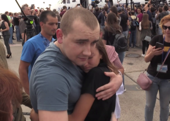 Rusia dhe Ukraina shkëmbejnë të burgosurit, përqafime dhe emocione të forta