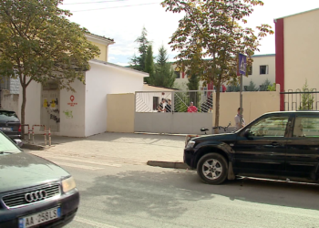 Ja si shitet alkool pranë shkollave në kryeqytet (video)