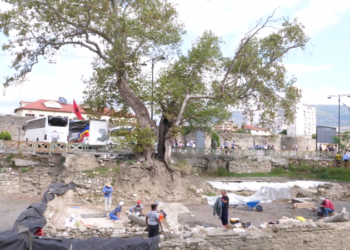 Studiuesit francezë po vëzhgojnë nga afër mozaikun e Elbasanit