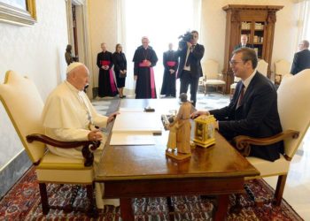 Vuçiç shkëmben dhurata me Papën: Vatikani nuk do ta njohë Kosovën