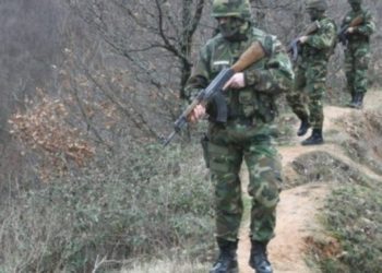 Xhandarmëria serbe patrullon e armatosur brenda territorit të Kosovës, shihet te xhamia e Sllubicës