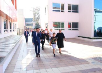 FOTO/ Xhaçka shoqëron në shkollë fëmijët e major Tanushit që humbi jetën në bazën ushtarake në Letoni