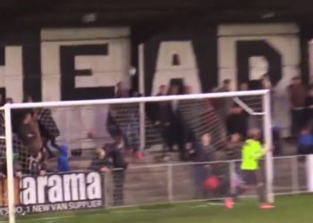 VIDEO / Futbollisti gjuan “predhën”, djali shpëton të dashurën nga topi