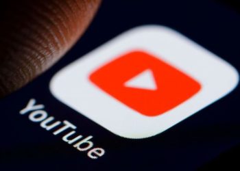 YouTube fshin 100 mijë video që nxisnin urrejtjen