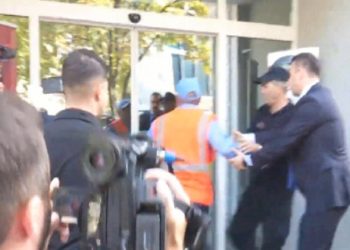 “Ku është Amerika?”, protestuesit e Astirit thyejnë derën e Policisë së Tiranës