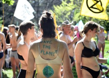 FOTO/ Zhvishen protestuesit për klimën, dalin në rrugë të mbuluar me mbishkrime