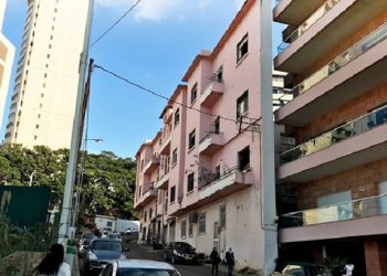 Për t’i bllokuar pamjen nga deti vëllait, ndërton shtëpinë më të hollë në botë