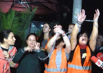 Banorët e ‘Astirit’ realizojnë një protestë ndryshe, lidhen me zinxhirë dhe ‘kyçin’ gojën