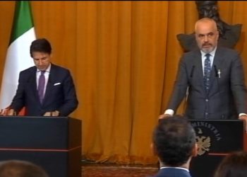 Conte: Qeveria të kërkojë dialog pa kushte me opozitën, do t’ia them edhe Metës e Bashës