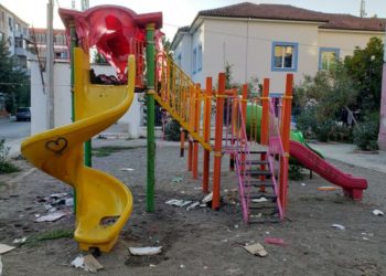 Allias! I vihet zjarri këndit të lojërave prej një grupi të rinjsh