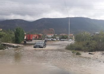 Përmbyten dhjetëra hektarë tokë në Kurbin nga reshjet e dendura të shiut