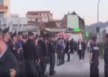 Banorët e Astirit sërish në protestë edhe pas arrestimeve, policia ‘blindon’ rrugën