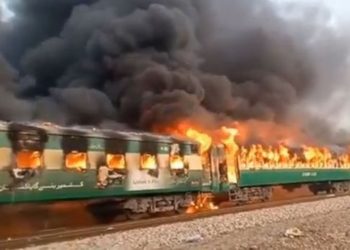 Zjarri shkrumbon trenin e pasagjerëve në Pakistan, të paktën 70 viktima (Foto)