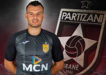 Pas ndeshjes me Teutën, hidhet nga kati i gjashtë portieri i Partizanit