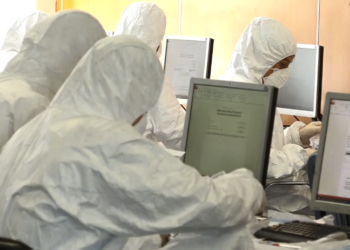 Me maska dhe rroba sigurie, zyrtarët e Kosovës verifikojnë zarfet me fletëvotime nga Serbia