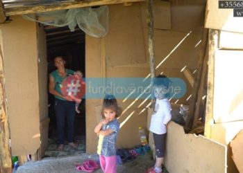 Në terr dhe të uritur, fëmijët jetojnë në mëshirë të fatit në kasolle. Apeli i “Fundjavës Ndryshe”