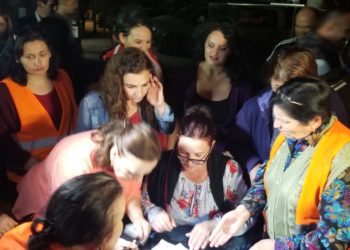 Foto/ Banorët e “Astirit” firmosin peticion për shkarkimin e Borchard