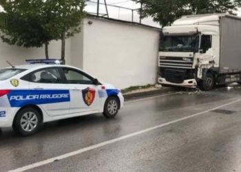 Kamionët përplasen kokë më kokë në aksin Levan-Fier