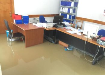 Përmbyten zyrat shtetërore në Laç, drejtori vë alarmin: Kështu nuk punohet