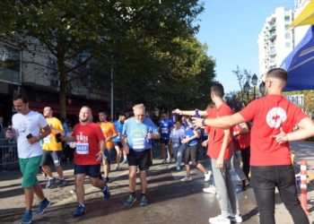 Udhëtoi nga Anglia për t’u bërë pjesë e maratonës në Tiranë, njihuni me vrapuesin e veçantë 82-vjeçar