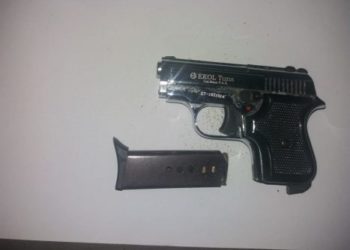 37-vjeçarja denoncon bashkëjetuesin për dhunë, por arrestohet edhe vetë për pistoletën që i gjeti policia