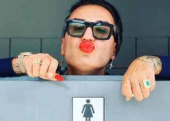 Elton Ilirjani, nga tualeti i femrave: Për ata që më përmendin Enver Hoxhën…
