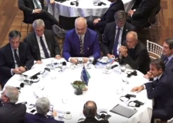 VIDEO / Mitsotakis, batuta me Ramën: Kravatë e bukur…