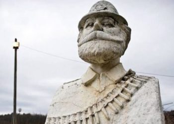 FOTO / Busti i Adem Jasharit në Prekaz drejt degradimit