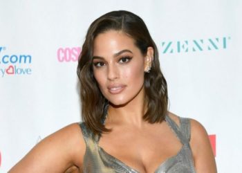 Modelja pozon edhe me barkun e rrumbullakosur, foto sensuale