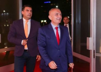 Presidenti po poshtëron dhe keqpërdor zëdhënësin e tij