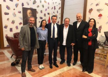 Kryeministri nxjerr nxjerr foton me Albin Kurtin dhe Depardieu: Një moment pushimi i veçantë