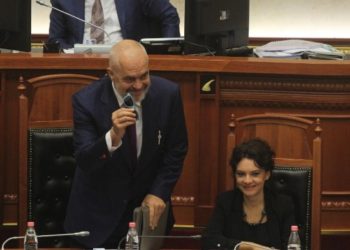 Syzet e Sebastian Kurz përfundojnë te Rama, deputeti i PS-së shpjegon simbolin e dhuratës