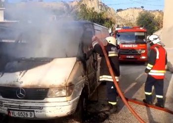 Furgoni përfshihet nga flakët në Vlorë, shkak shkëndija elektrike në mjet