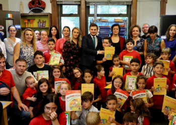 Nxënësve të diasporës iu shpërndanë 10 mijë libra në shqip