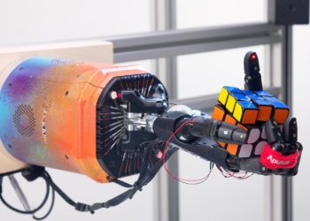 E pabesueshme! Shpiket roboti që zgjidh Kubin e Rubikut me një dorë
