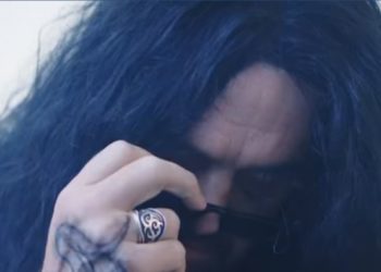 VIDEO/ Rama shqyen derën me shqelm, kryeministri në një rol kundër ligjit