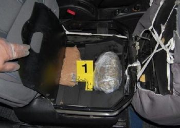 Pranga 30-vjeçarit shqiptar në Greqi, kishte fshehur drogë, para dhe armë në airbag-un e makinës