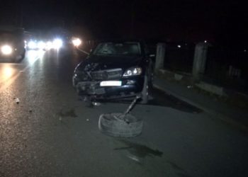 Humb kontrollin e mjetit dhe përplaset me trafikndarësen, plagoset rëndë shoferi