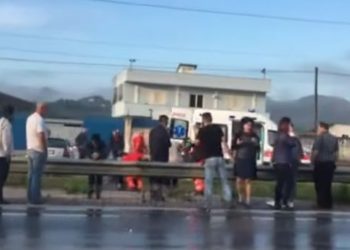 Aksident i rëndë në Vorë, një i vdekur dhe dy të plagosur (VIDEO)