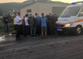 Makina përplas motorin në Korçë, një person në rrezik për jetën