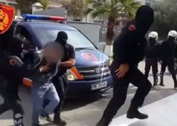Policia kërkon përforcime pasi dhunohen efektivët/ Pranga dy durrsakëve që shkuan për të zgjidhur konfliktin