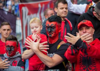 FSHF njofton tifozët për ndeshjen me Turqinë: Në stadium nuk lejohen bluzat me imazhin Autochtonus
