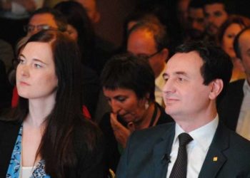 “Pas një burri të suksesshëm qëndron një grua e fortë”, njihuni me gruan norvegjeze të Albin Kurtit