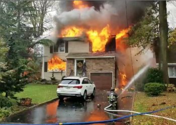 VIDEO/ Aeroplani përplaset në zonë të banuar, një i vdekur e dy shtëpi të shkrumbuara